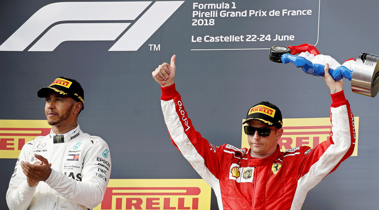 Lewis Hamilton (balra) mindig Kimi Räikkönenre akart hasonlítani/ Fotó:EPA- YOAN VALAT