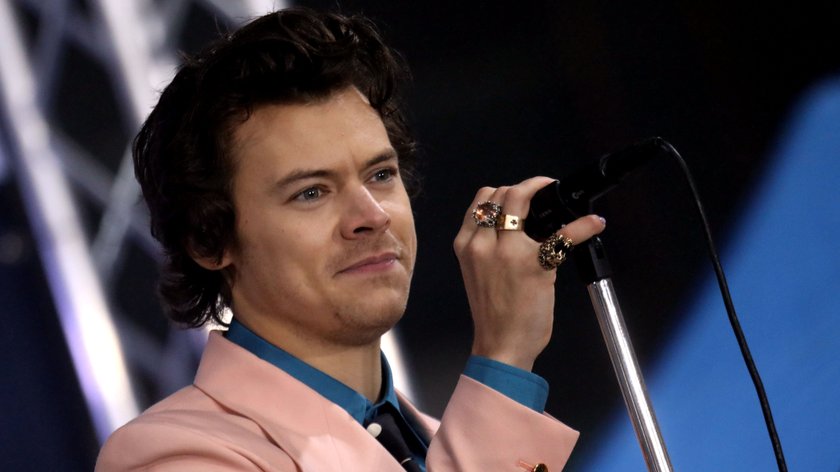 Harry Styles skończył 27 lat! Od gwiazdy boys bandu do ikony mody. Jak zmieniał się piosenkarz?