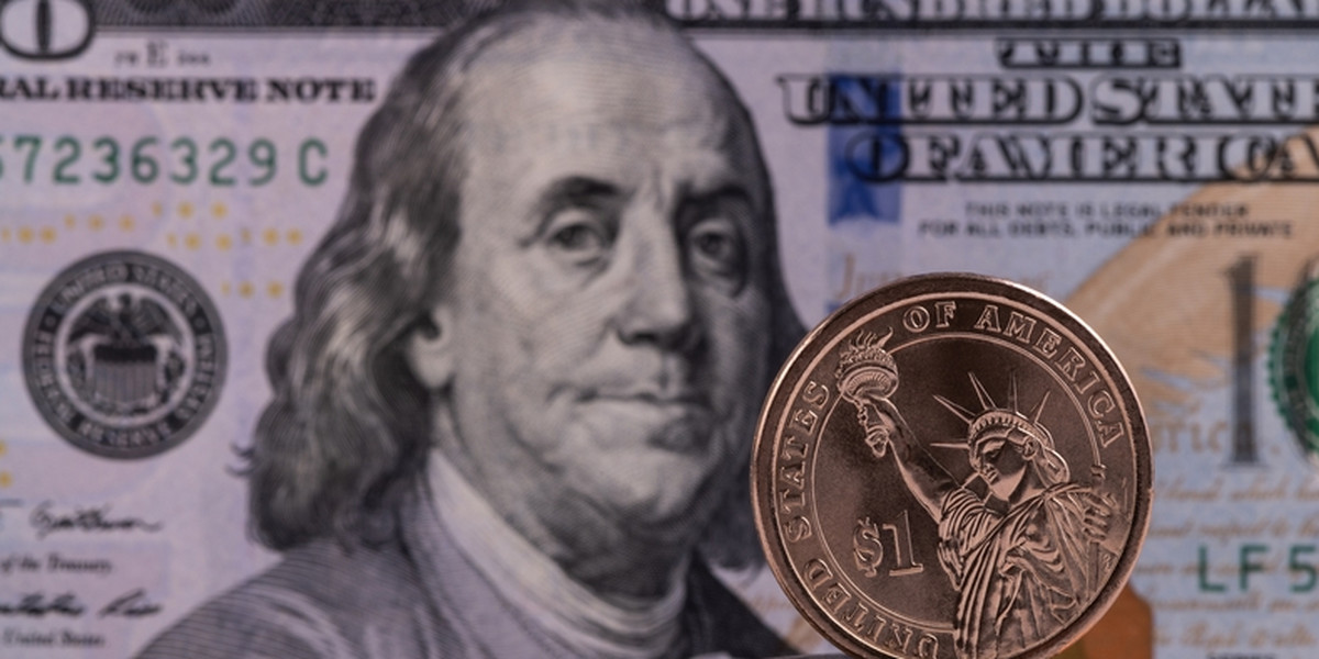Dolar, choć nie ma oficjalnego tytułu, pozostaje główną walutą rezerwową świata