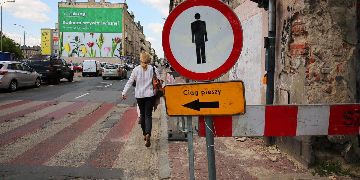 Barierki blokują chodniki w centrum Łodzi bo sypią się kamienice 