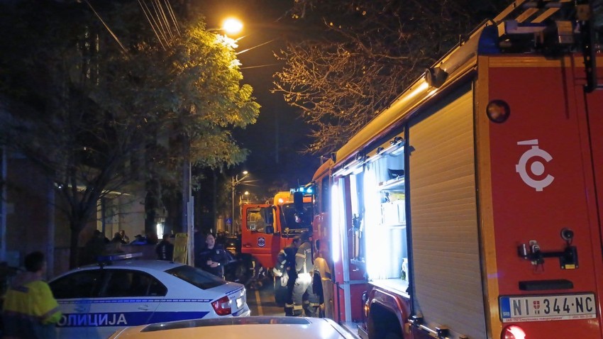 Vatrogasci - spasioci izvukli automobil koji je propao kroz garažni lift