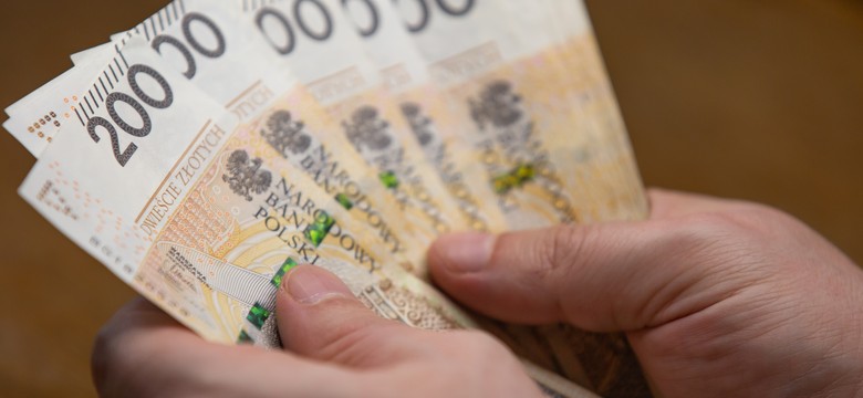 500 mln zł w trzy miesiące. Polacy masowo wypłacają pieniądze. Co się stało?