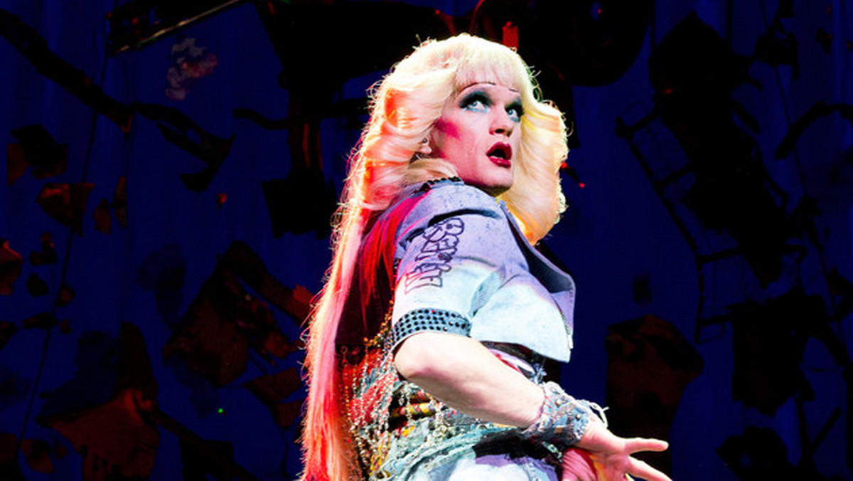 Neil Patrick Harris jest obecnie gwiazdą jednego z przedstawień, które można oglądać na Broadwayu. Aktor gra w sztuce "Hedwig and the Angry Inch". Podczas jednego z występów przeklął do siedzącej na widowni kobiety.