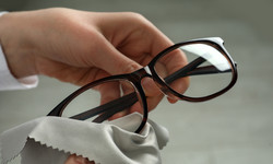 Dlaczego bez okularów lepiej słyszysz? Optometrysta mówi wprost: jest związek