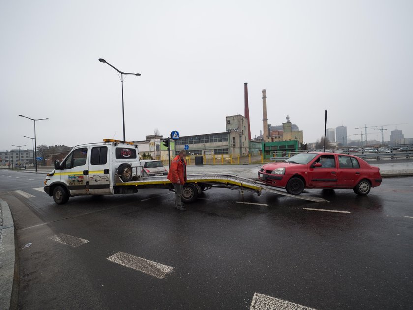 Na drogach, chodnikach szklanka. Pogotowie w Łodzi przeżywa oblężenie