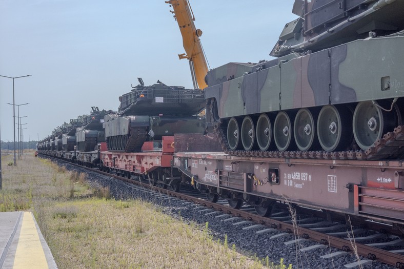 Amerykańskie czołgi M1A2 Abrams w drodze do Powidza. Wozy trafiły do nas z bazy w Manhein w zachodnich Niemczech.
