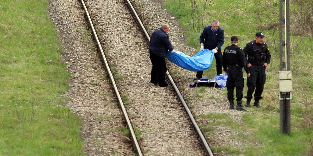 Przebiegał przez tory i zginął