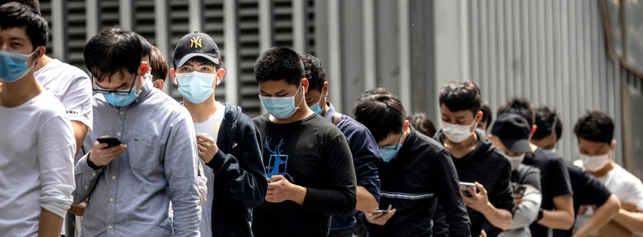 W kolejce po jedzenie do ulicznej restauracji podczas targów elektroniki w Shenzhen, 13.03.2020