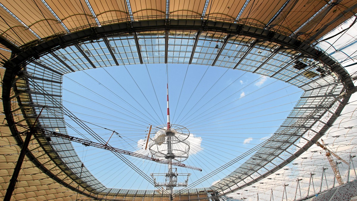 Już przed otwarciem wejścia na Stadion Narodowy przed tunelem prowadzącym pod trybunami na płytę boiska zgromadziła się spora grupa chętnych do zwiedzenia reprezentacyjnego obiektu stolicy - jednej z głównych aren Euro 2012.