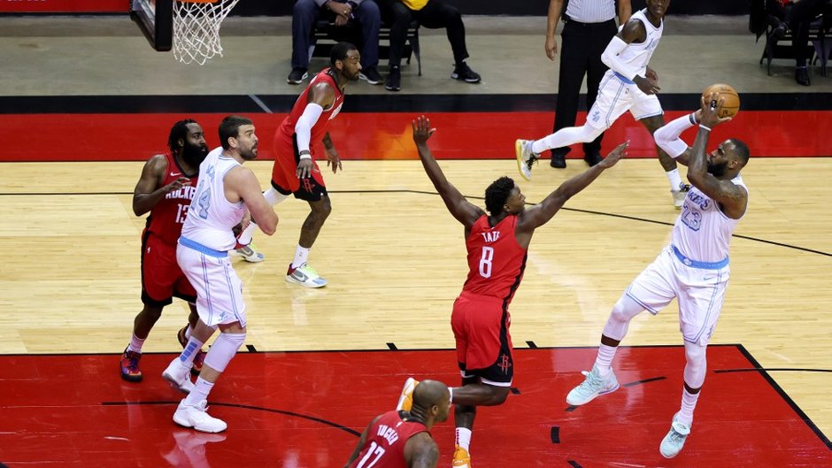 LeBron James (23) w akcji podczas meczu Los Angeles Lakers - Houston Rockets; James Harden pierwszy z lewej