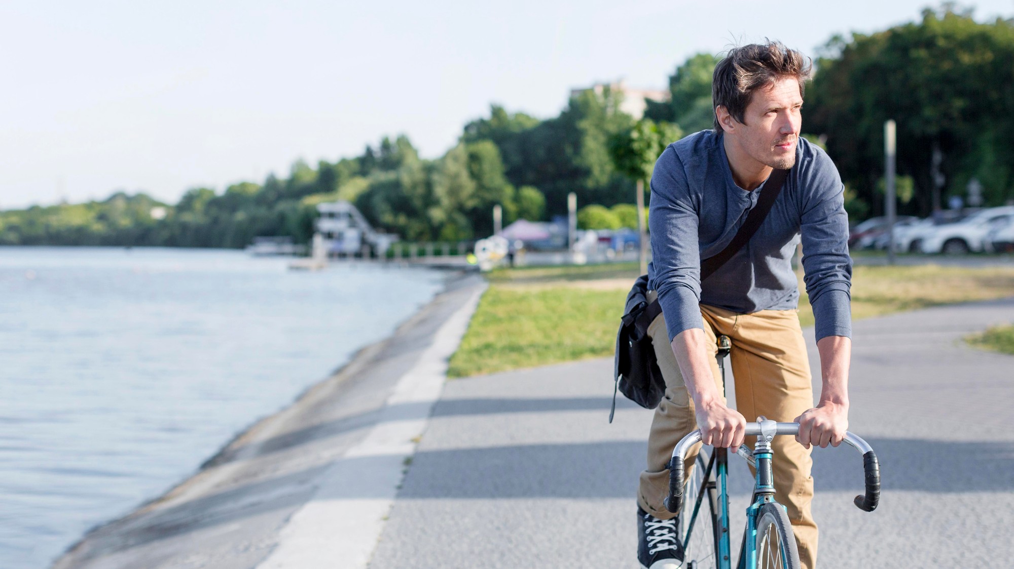 Na Slovensku platí, že vodiči musia obchádzať cyklistov na jeden meter a v prípade jazdy nad 50 km/h na 1,50 metra. Vo Švédsku chcú cyklisti stanoviť minimálny bočný odstup tiež. (Ilustračný obrázok)