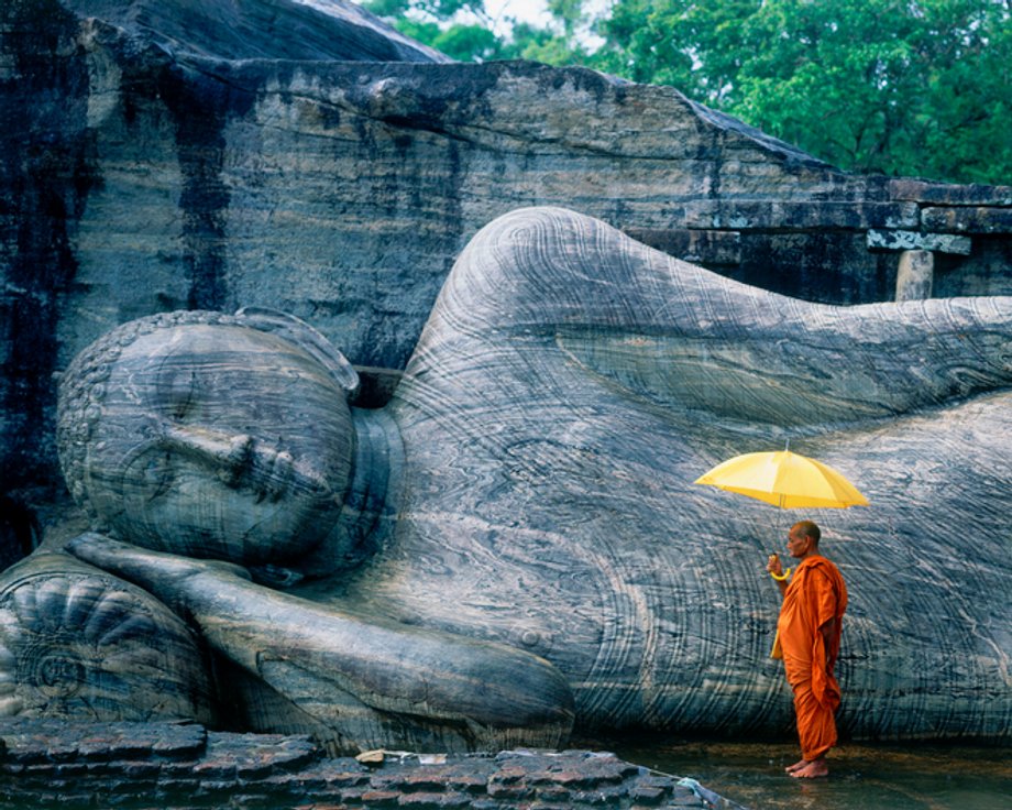 Buddyjski mnich na terenie świątyni Gal Vihara, Polonnaruwa, Sri Lanka