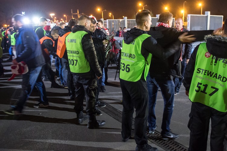 Służby porządkowe sprawdzają kibiców przed wejściem na teren Stadionu Miejskiego we Wrocławiu