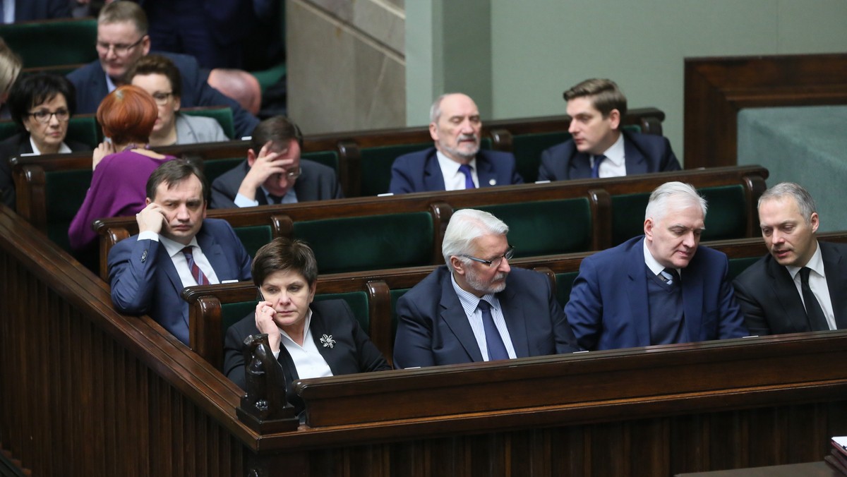 Na początku lutego zwolennikami rządu Beaty Szydło było 37 proc. badanych, przeciwnicy to 33 proc., 26 proc. wyraziło obojętność wobec gabinetu - wynika z sondażu CBOS. 46 proc. jest zadowolonych, że na czele rządu stoi Beata Szydło, 40 proc. to osoby niezadowolone, 14 proc. nie ma zdania.