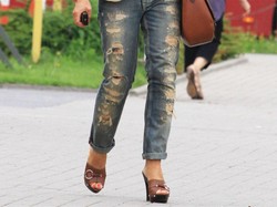 Gwiazda TVN w poszarpanych dżinsach