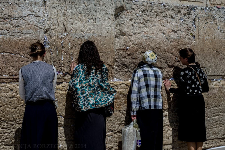 Cztery kobiety modlą się przy Ścianie Płaczu. Jerozolima, Izrael, 2014