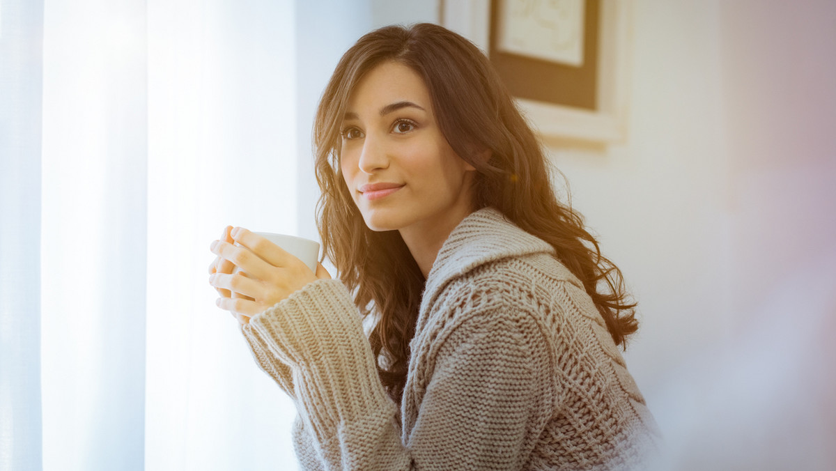 Piernikowe latte to najmodniejsza koloryzacja tej zimy. Włosy w tym ciepłym, smakowitym odcieniu cieszą się ogromną popularnością.