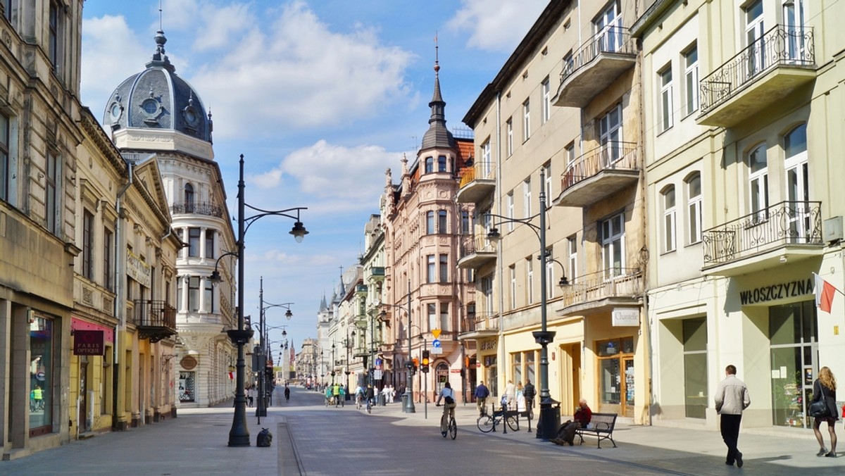 Władze Uniwersytetu Łódzkiego zadecydowały, że studenci wracający z ferii z jednego z krajów, gdzie występuje koronowirus SARS-CoV-2, mogą bez konsekwencji opuścić dwa tygodnie zajęć. Apelują też, aby zwracali oni szczególną uwagę na stan zdrowia.