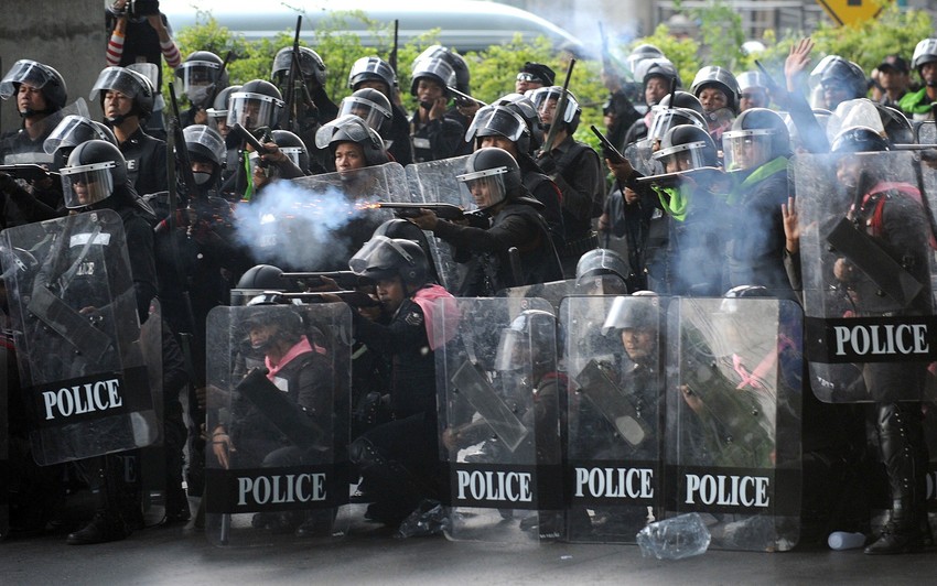 Više stotina vojnika i policajaca obezbeđuju vazduhoplovnu bazu ka kojoj su se demonstranti uputili