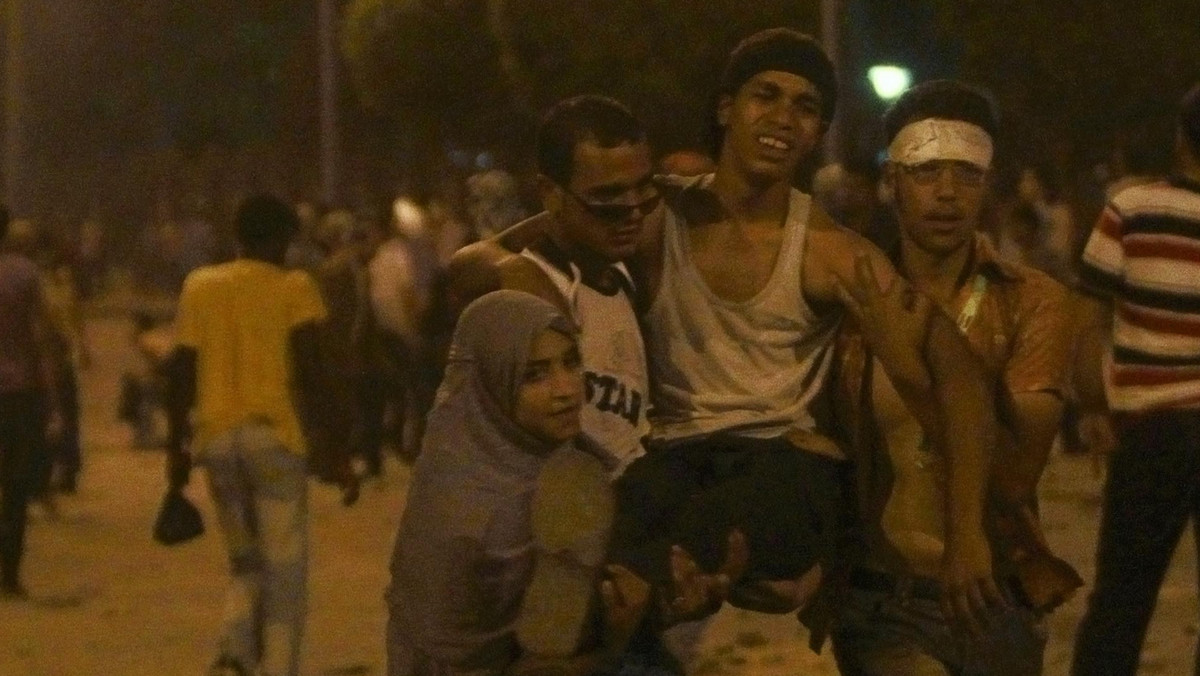 Ponad 230 osób spośród ok. 10 tysięcy uczestników pokojowego marszu zostało rannych w centrum Kairu po tym, jak doszło do starć między tysiącami demonstrantów i ich przeciwników. Manifestanci obrzucali się wzajemnie kamieniami.