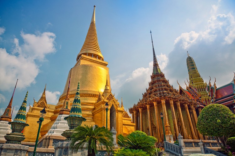 Wat Pho – czyli Świątynia Odpoczywającego Buddy, położona jest w stolicy Tajlandii – Bangkoku. Jest to największa i najstarsza świątynia w tym mieście. Największą atrakcją jest ogromny posąg Odpoczywającego Buddy, który ma 15 metrów wysokości i 46 metrów długości.