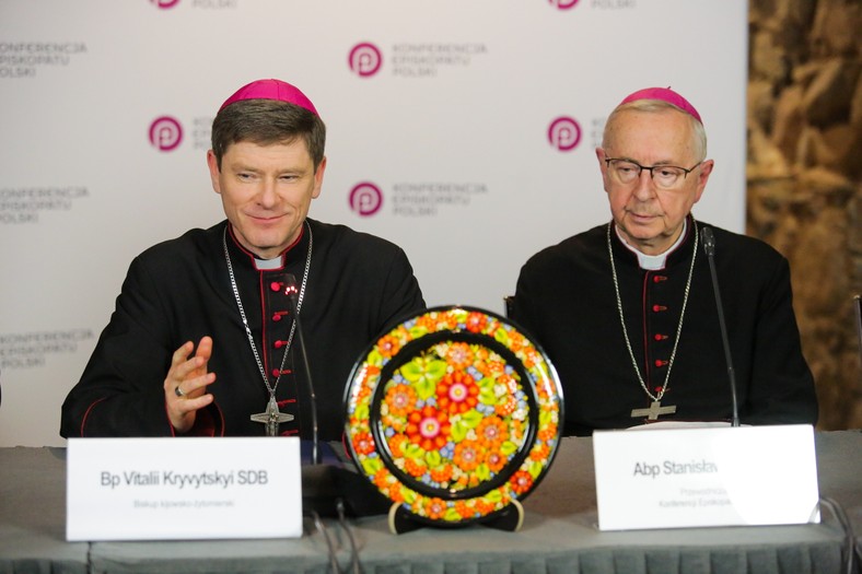 Biskup kijowsko-żytomierski Witaliij Krywytskyj oraz przewodniczący Konferencji Episkopatu Polski abp Stanisław Gądecki z ukraińskim talerzem, czerwiec 2023 r.