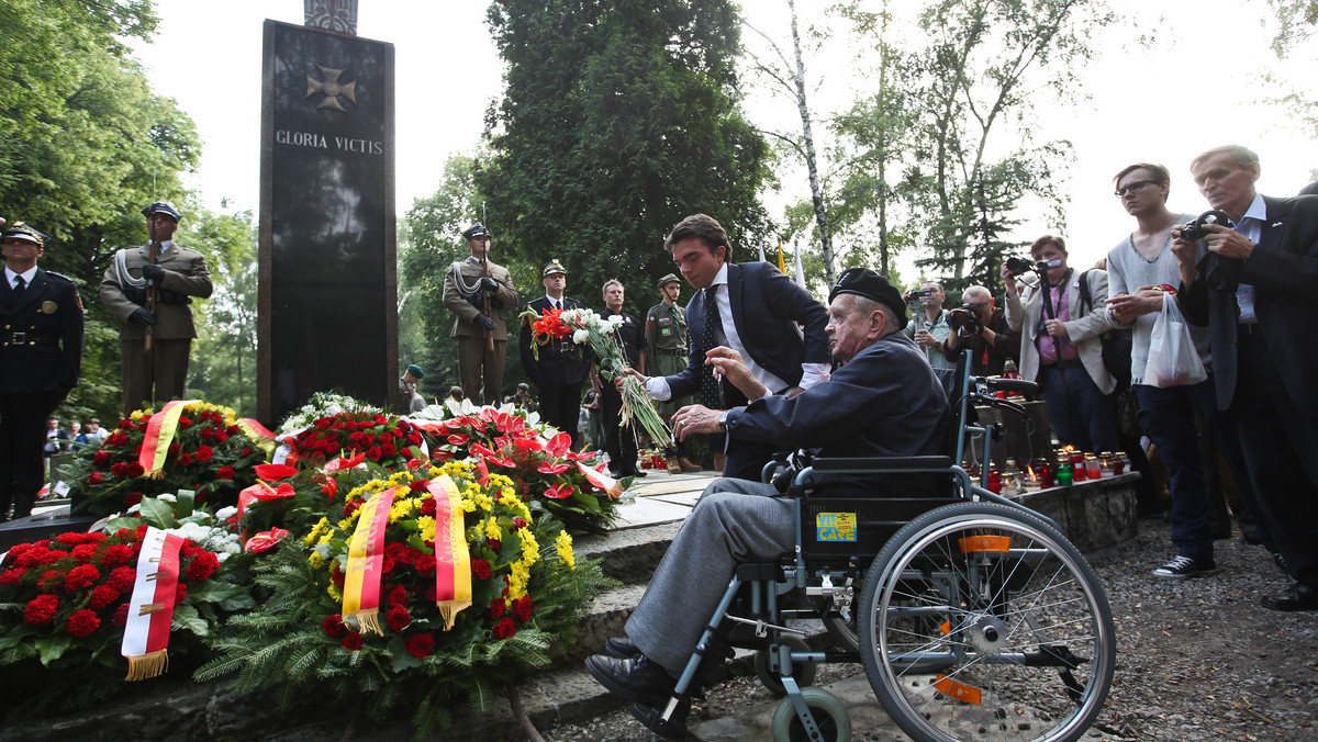 O godzinie W, dokładnie w 70. rocznicę wybuchu powstania warszawskiego, rozpoczęły się uroczystości przed pomnikiem Gloria Victis na warszawskich Wojskowych Powązkach. Lektor odczytał apel w imieniu kombatantów o spokój i ciszę. Podczas uroczystości nie obyło się bez incydentów. Gdy na Powązki przybył prezydent Bronisław Komorowski, część zgromadzonych zaczęła buczeć, rozległy się też gwizdy i zaraz po nim okrzyk: "hańba", skierowany pod adresem Donalda Tuska.