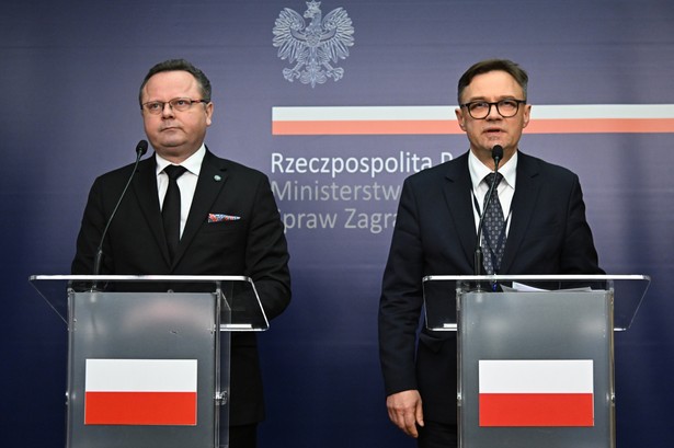 Warszawa, 05.04.2024. Rzecznik MSZ Paweł Wroński (P) i wiceminister spraw zagranicznych Andrzej Szejna (L) podczas konferencji prasowej w siedzibie MSZ w Warszawie, 5 bm. po spotkaniu z ambasadorem Izraela Jakowem Liwne. Jakow Liwne został wezwany do MSZ po tym jak siedmioro wolontariuszy organizacji humanitarnej World Central Kitchen, w tym Polak, zginęło w izraelskim ataku w Strefie Gazy. (sko) PAP/Radek Pietruszka