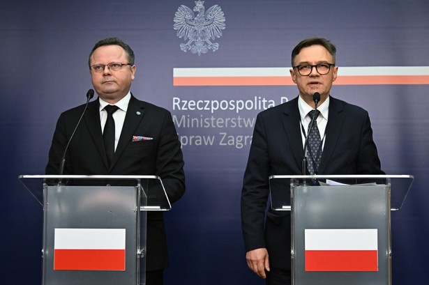 Warszawa, 05.04.2024. Rzecznik MSZ Paweł Wroński (P) i wiceminister spraw zagranicznych Andrzej Szejna (L) podczas konferencji prasowej w siedzibie MSZ w Warszawie, 5 bm. po spotkaniu z ambasadorem Izraela Jakowem Liwne. Jakow Liwne został wezwany do MSZ po tym jak siedmioro wolontariuszy organizacji humanitarnej World Central Kitchen, w tym Polak, zginęło w izraelskim ataku w Strefie Gazy. (sko) PAP/Radek Pietruszka