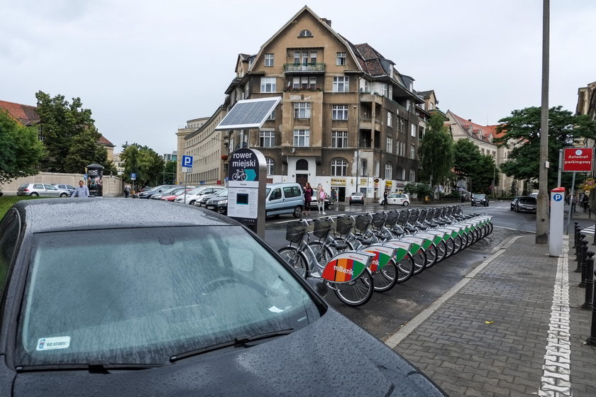 Stacje roweru miejskiego zajęły miejsca parkingowe