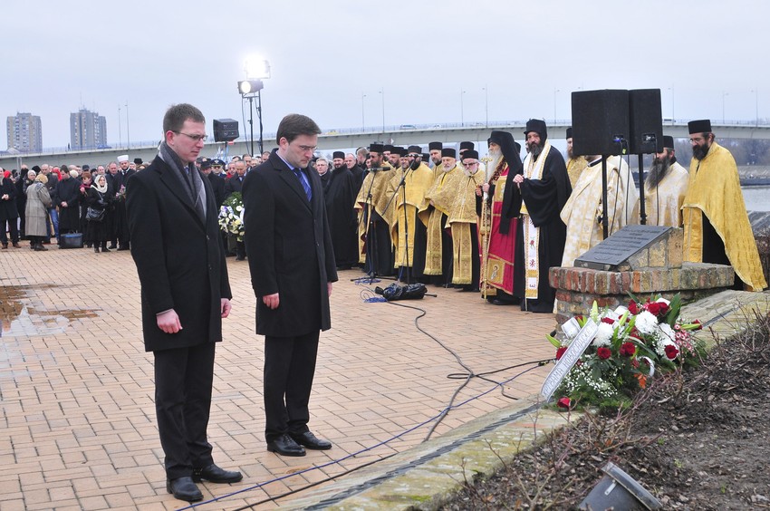 Nikola Selaković u ime vlade Srbije polaže venac