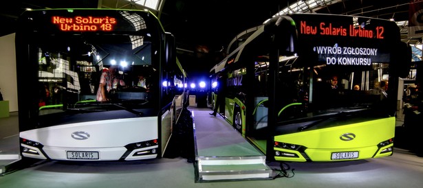 Polskie autobusy i tramwaje jeżdżą już po ulicach i torach całej Europy. W zeszłym roku fabryki zlokalizowane w Polsce wyeksportowały ponad 3,3 tys. autobusów. 25 proc. z nich trafiło do Niemiec – wynika z danych InfoBus. Największym eksporterem jest niemiecki MAN, tuż za nim plasuje się polski Solaris. Założony w 1995 r. Solaris eksportuje swoje autobusy już od 2000 r. Dziś pojazdy tej marki można spotkać już w 26 krajach świata, w tym w Izarelu czy Zjedonocznych Emiratach Arabskich. Zagraniczna sprzedaż spółki odpowiada już za około 80 proc. całej sprzedaży. Tylko w ubiegłym roku z taśm fabryki w Bolechowie wyjechały w świat 1302 autobusy, trolejbusy i tramwaje. To historyczny rekord. Na eksport trafiło 1010 pojazdów, najwięcej do Niemiec. Po niemieckich ulicach jeździ już ponad 2 tys. solarisów, co daje polskiej spółce trzecie miejsce na tym rynku autobusów miejskich. Zagraniczne rynki kolejowe podbija też polska Pesa. Tramwaje tej marki jeżdżą już po torach m.in. Bułgarii, Rumunii, Węgier czy Rosji, a pociągi zamówiły m.in. Czechy, Włochy i Niemcy. Największy kontrakt w historii Pesy to warta nawet 1,2 mld euro umowa podpisana dwa lata temu z Deutsche Bahn. Bydgoska spółka ma dostarczyć przewoźnikowi do 470 pociągów Link. Spalinowe szynobusy Pesy spotkamy też m.in. na Białorusi, w Kazachstanie czy na Litwie.