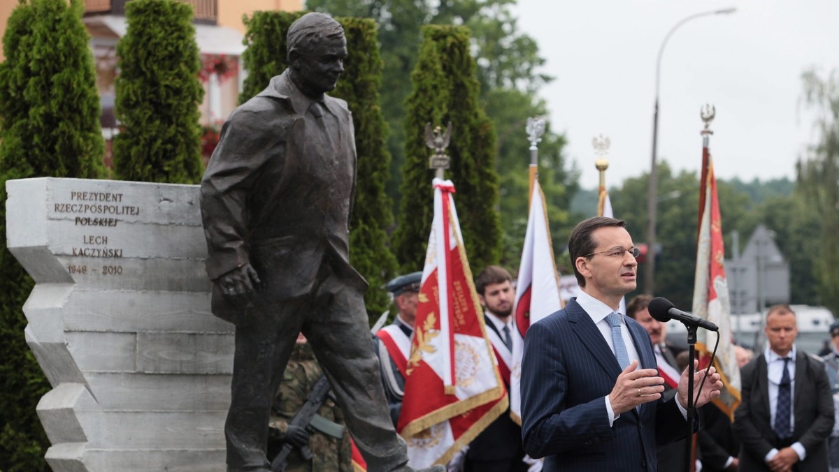 Odsłonięcie pomnika prezydenta Lecha Kaczyńskiego to uhonorowanie go, jako człowieka, ale także jego idei i wartości zawartych w postawie życiowej - napisał prezes PiS Jarosław Kaczyński w liście do uczestników z okazji odsłonięcia pomnika Lecha Kaczyńskiego i ofiar katastrofy smoleńskiej w Kraśniku.