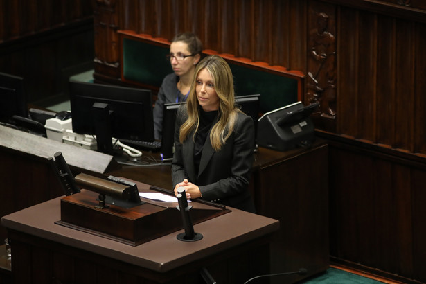 Prezes Fundacji MRM Małgorzata Rozenek-Majdan przemawia na sali obrad Sejmu w Warszawie