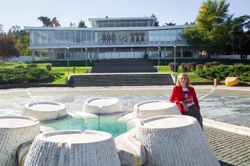 Neda Knežević ispred Muzeja Jugoslavije