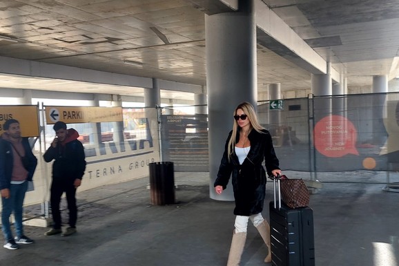 "DAVAO MI JE BRDO PARA, PA REŠIO SVE DA NAPLATI" Kroz suze rekla mami da je stariji muškarac ucenjuje, ona joj nije dala da se vrati kući: Sada zajedno pozirale