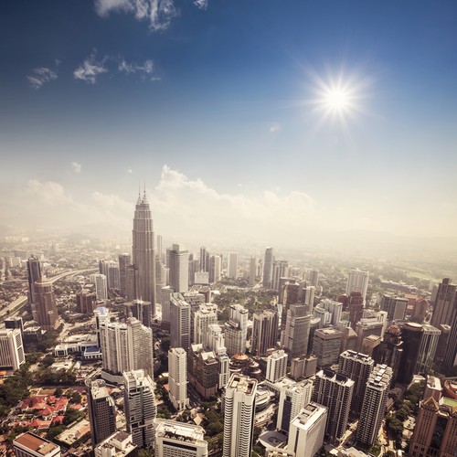 Kuala Lumpur - stolica Malezji może się pochwalić majestatycznymi wieżami Petronas Towers, których wysokość wynosi 452 metry. Całkowita liczba wieżowców w Kuala Lumpur przekracza 60.