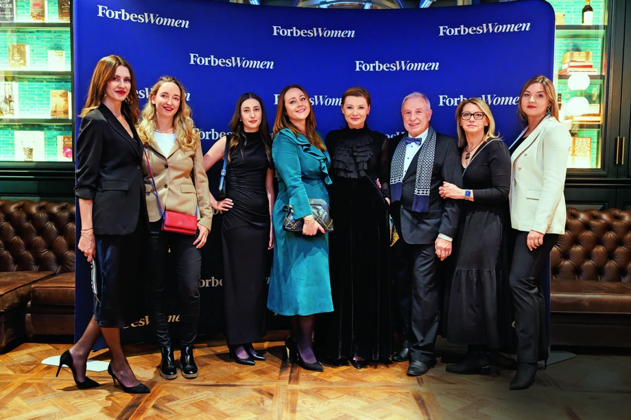 Ekipa „Forbes Women” (od lewej): Agnieszka Ślusarczyk-Salicka, Elżbieta Jung, Natalia Smardzewska, Ewelina Milczek, Aneta Pacuszka, Ryszard Korlak, Agnieszka Skiba, Sylwia Kowalska.