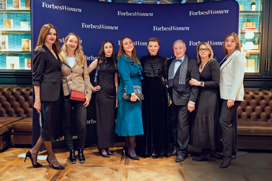 Ekipa „Forbes Women” (od lewej): Agnieszka Ślusarczyk-Salicka, Elżbieta Jung, Natalia Smardzewska, Ewelina Milczek, Aneta Pacuszka, Ryszard Korlak, Agnieszka Skiba, Sylwia Kowalska.