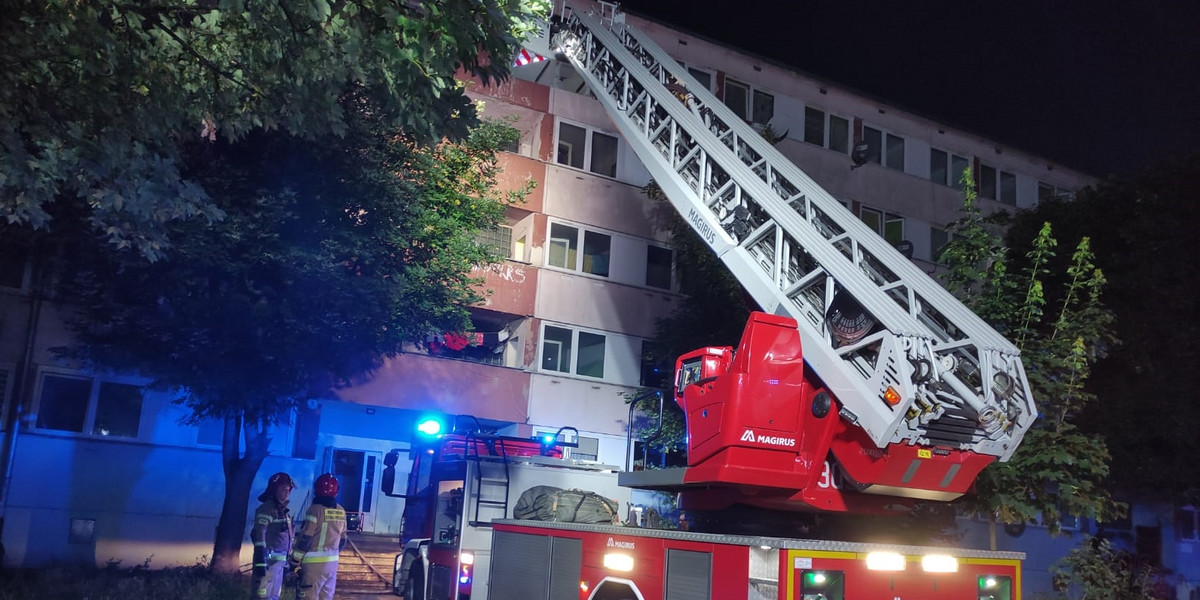 Tragiczny pożar w bloku przy ul. Koreańskiej we Wrocławiu. W płomieniach zginęła jedna osoba.