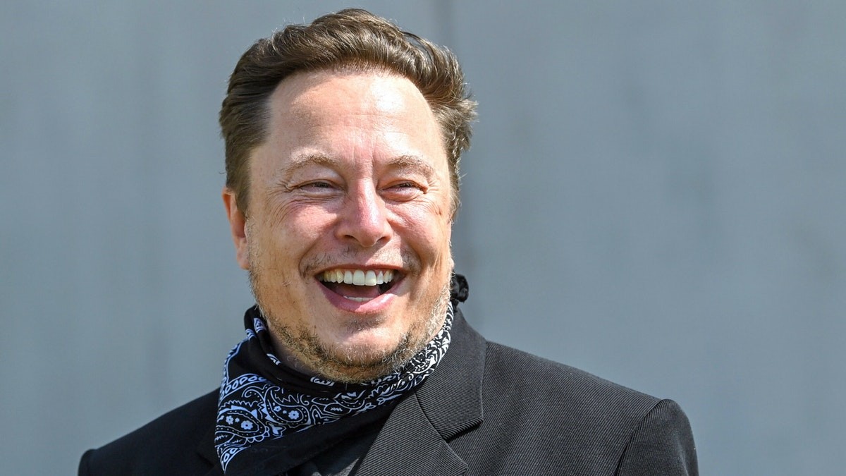 Poprednou postavou je Elon Musk