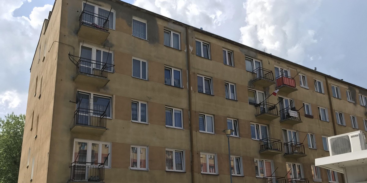 Dziewczynka wypadła przez balkon z trzeciego piętra 