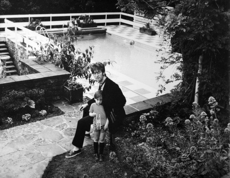 John Lennon ze swoim synem, 1960 r.