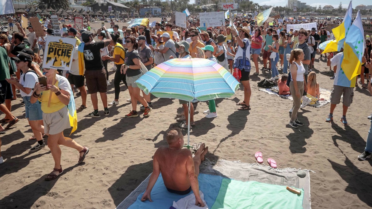 Protest na plaży w Playa de las Americas na Teneryfie