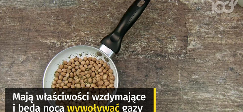 Tych produktów nie wolno jeść przed snem. Mocno obciążających żołądek i wątrobę