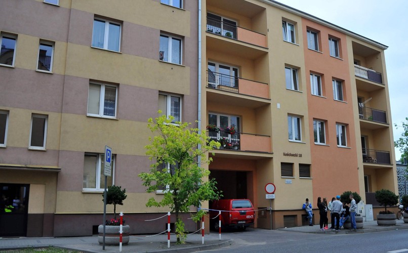 MĘŻCZYZNA ZABARYKADOWAŁ SIĘ W MIESZKANIU