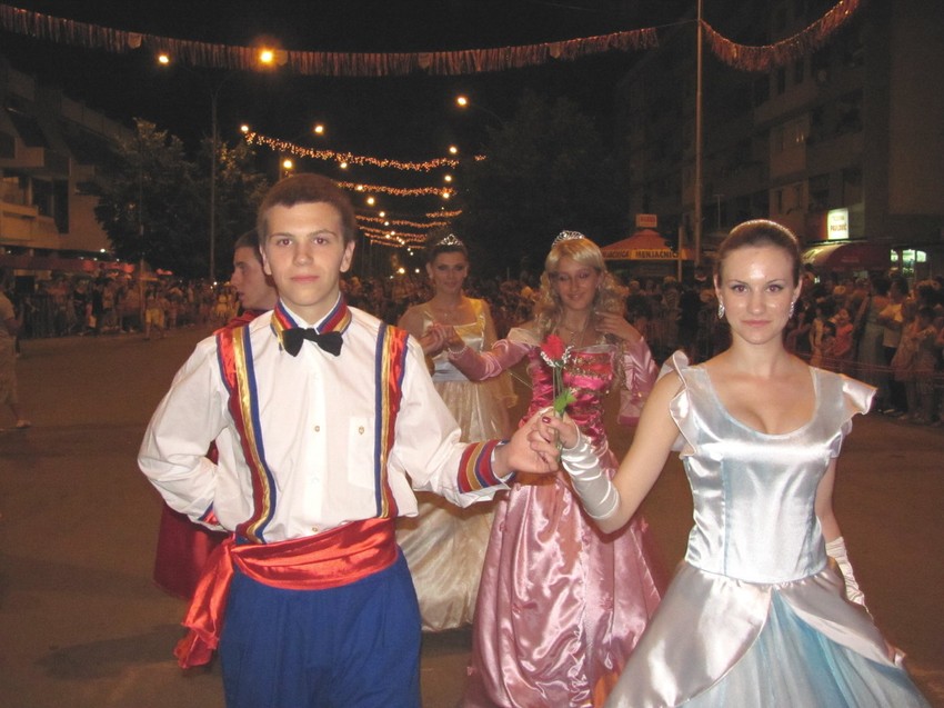 Hiljade Leskovčana došle su da gledaju nastupe karnevalskih grupa