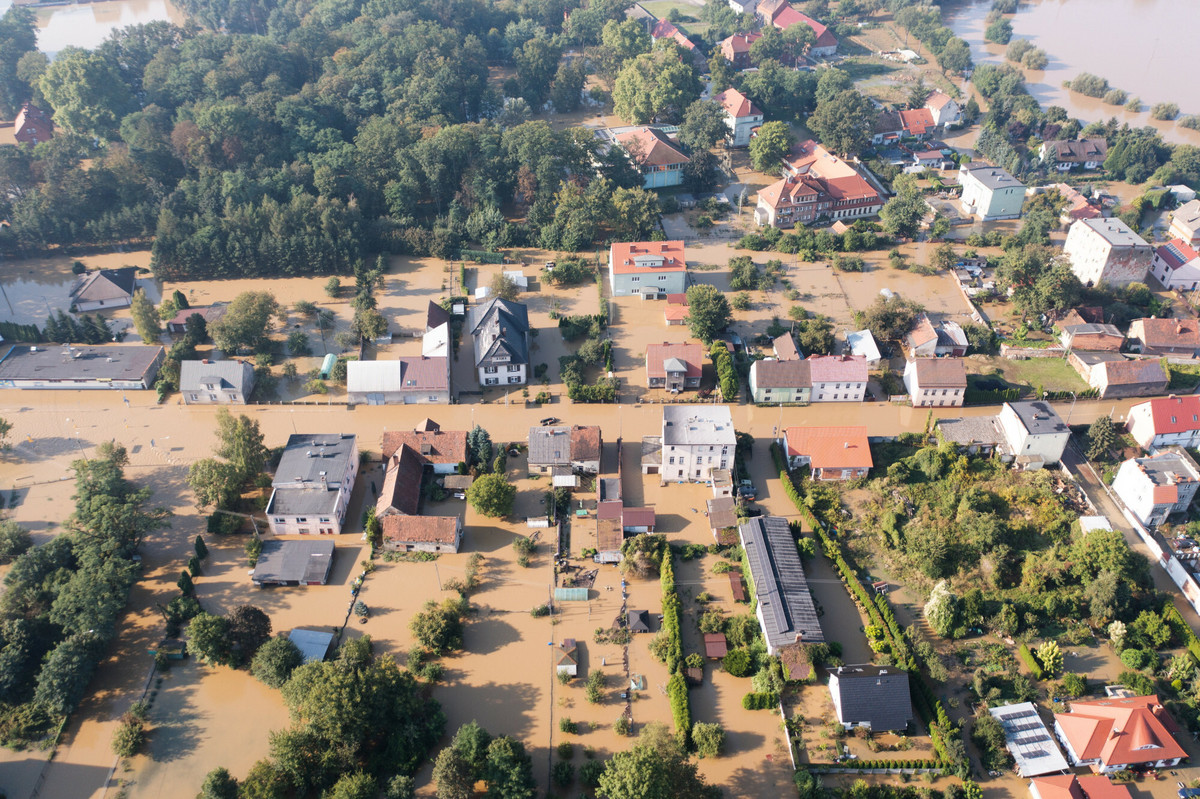 Powodzie i susze. Ekspert o scenariuszach dla Polski