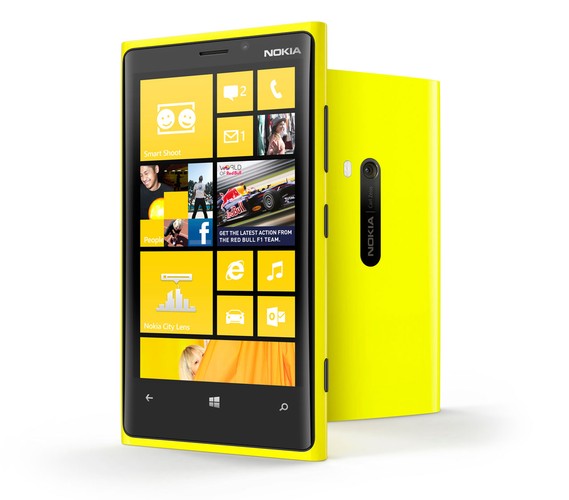 <b>Nokia Lumia 920</b>
<br><br>
Lumia 920 to z pewnością nie rewolucja, a konsekwentna ewolucja. Nokia chwali się przede wszystkim ekranem PureMotion HD+, który ma gwarantować idealne odwzorowanie kolorów. Lumię pokochają z pewnością wszyscy... którym przypadł do gustu Windows Phone 8.