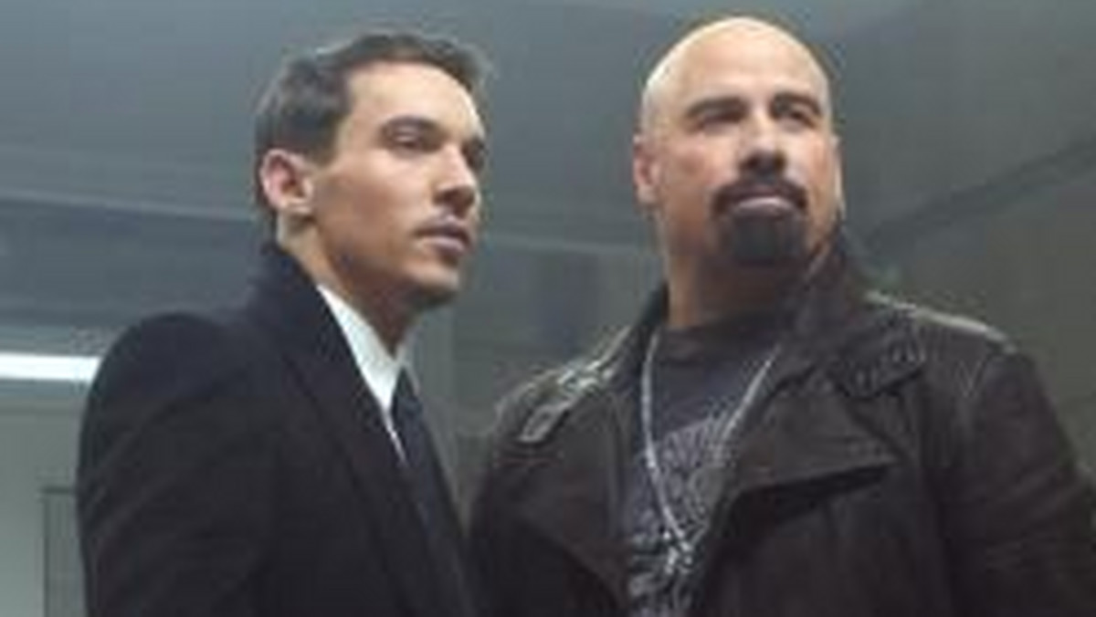 John Travolta zdecydował się na zgolenie włosów dla potrzeb roli w filmie "Pozdrowienia z Paryża" dopiero po tym, jak zobaczył komputerową symulację swojego